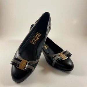 Salvatore Ferragamo Vara Pump in Black with Grey Trim. Sz 8